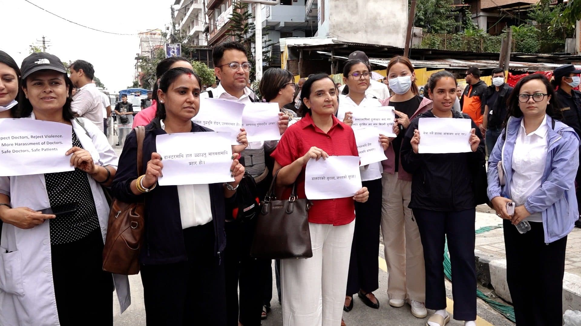 आकस्मिकबाहेकका सबै सेवा बन्द गरेर दोस्रो दिन पनि आन्दोलनमा उत्रिए चिकित्सक