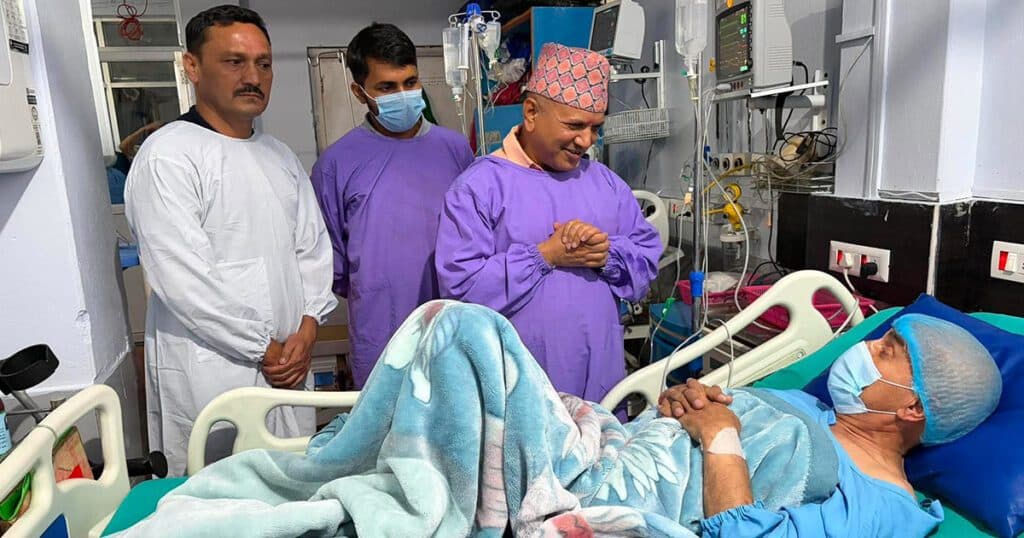 शिक्षा सचिवले अस्पतालमा पुगेर भेटे डा. केसीलाई, वार्ता भोलि