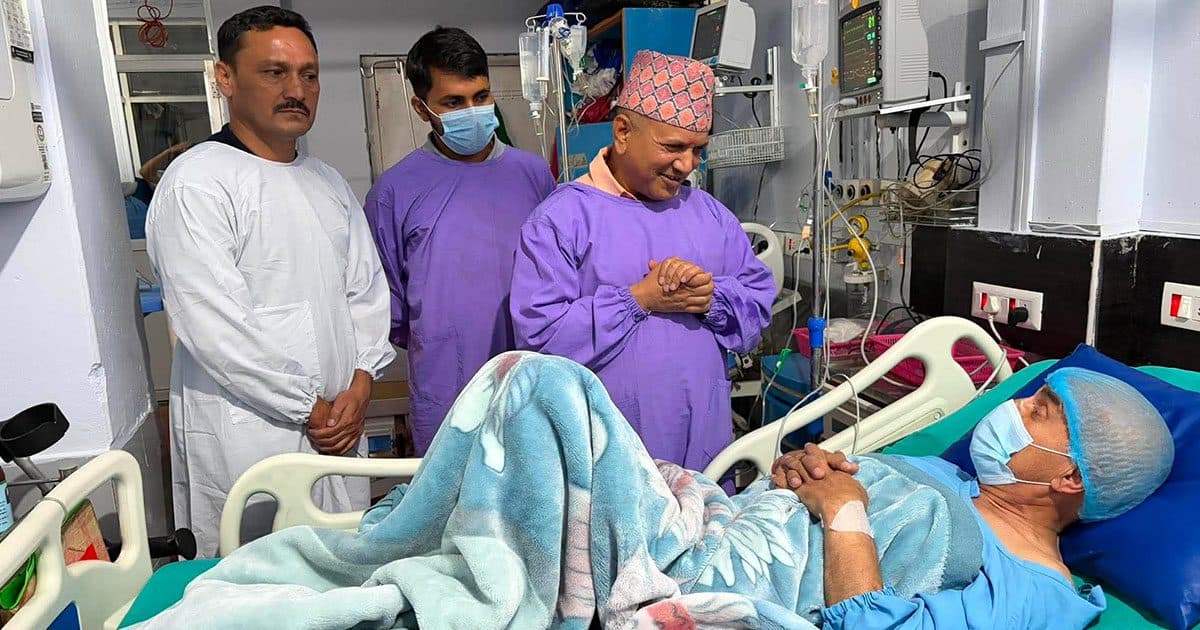 शिक्षा सचिवले अस्पतालमा पुगेर भेटे डा. केसीलाई, वार्ता भोलि