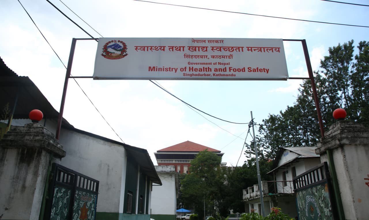 लगातार ६० दिनसम्म कार्यालय नआएका २३ स्वास्थ्यकर्मीसँग मन्त्रालयले माग्यो  स्पष्टीकरण 