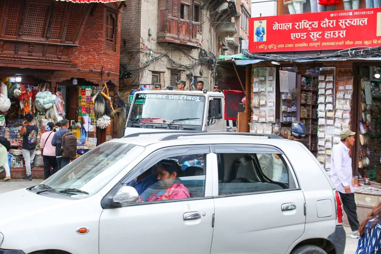 गणेश नेपाली प्रकरणपछि हराएका नगर प्रहरी फेरि फर्किए सडकमा (तस्वीरहरू)