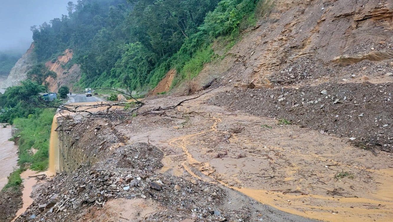 बाढीपहिरोका कारण अवरुद्ध छन् यी राजमार्ग