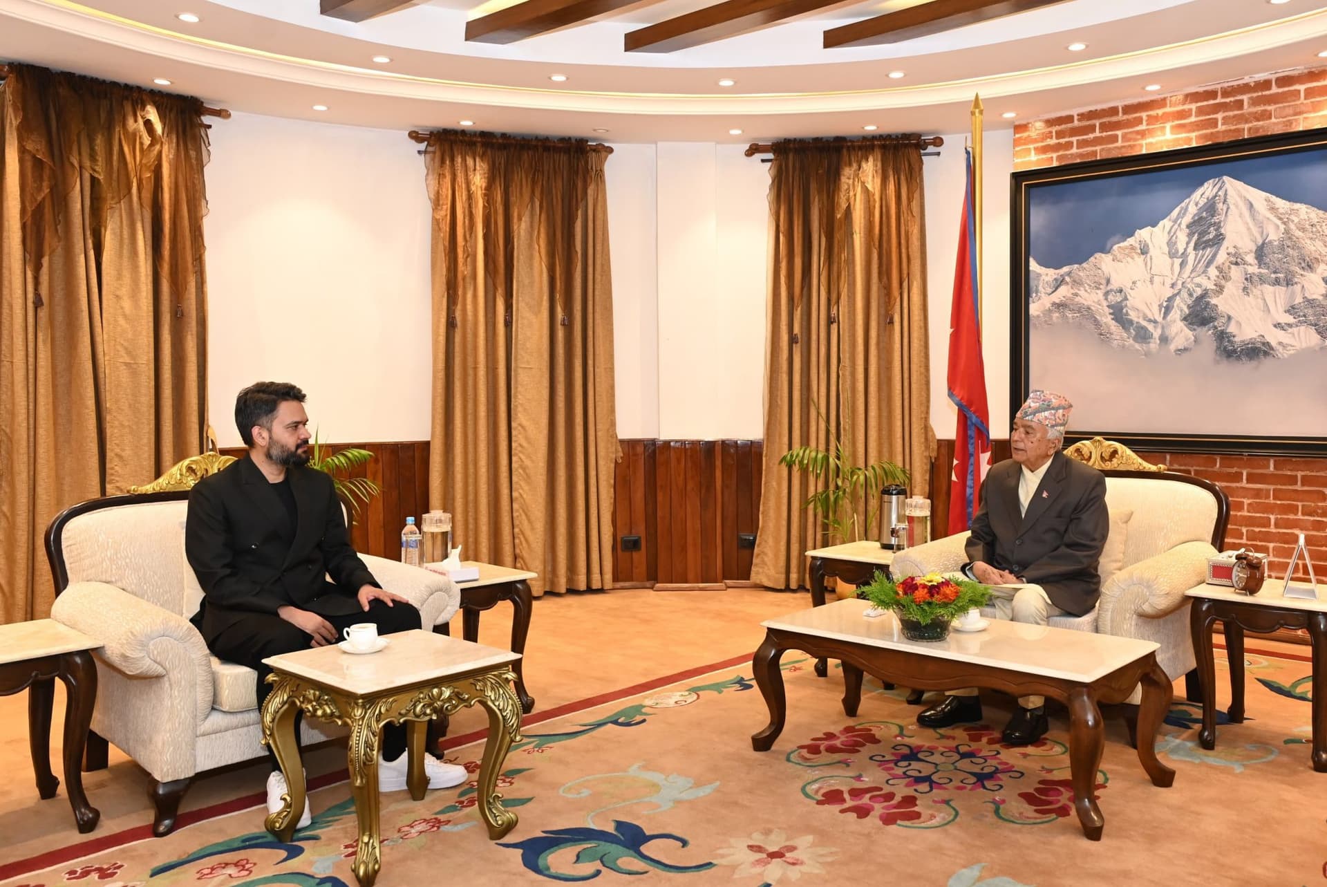 प्रधानमन्त्री र राष्ट्रपतिबीच भेटवार्ता, राष्ट्रपतिले भने- ‘सबैलाई साथमा लिएर स्थिति साम्य पार्नुहोस्’
