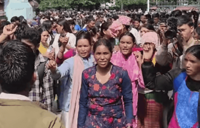 प्रधानमन्त्रीको राजीनामा माग्दै वीर अस्पताल अगाडि प्रदर्शन