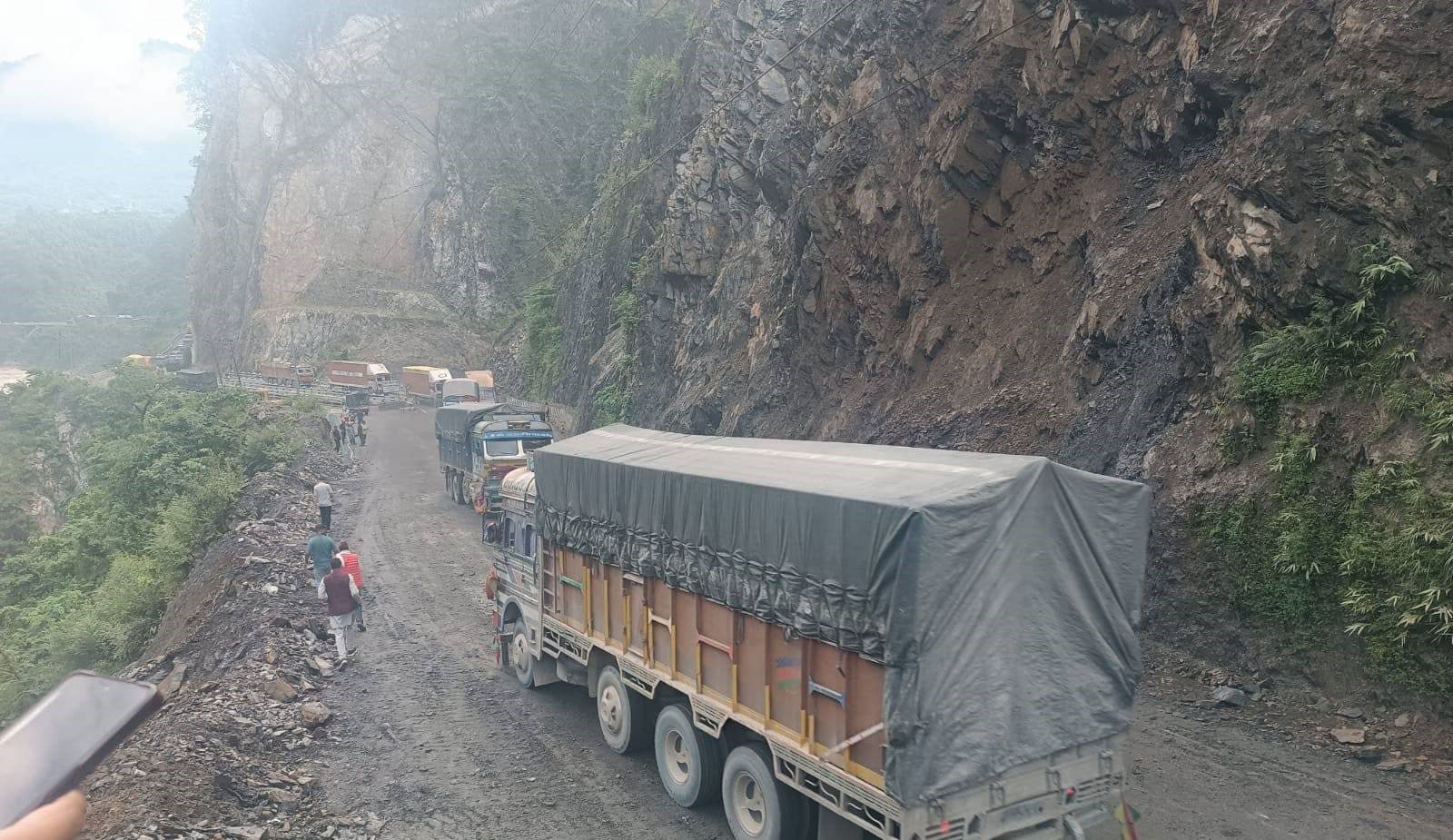 अविरल वर्षाले देशभरका राजमार्ग प्रभावित, दर्जनौँ सडकखण्ड अवरुद्ध