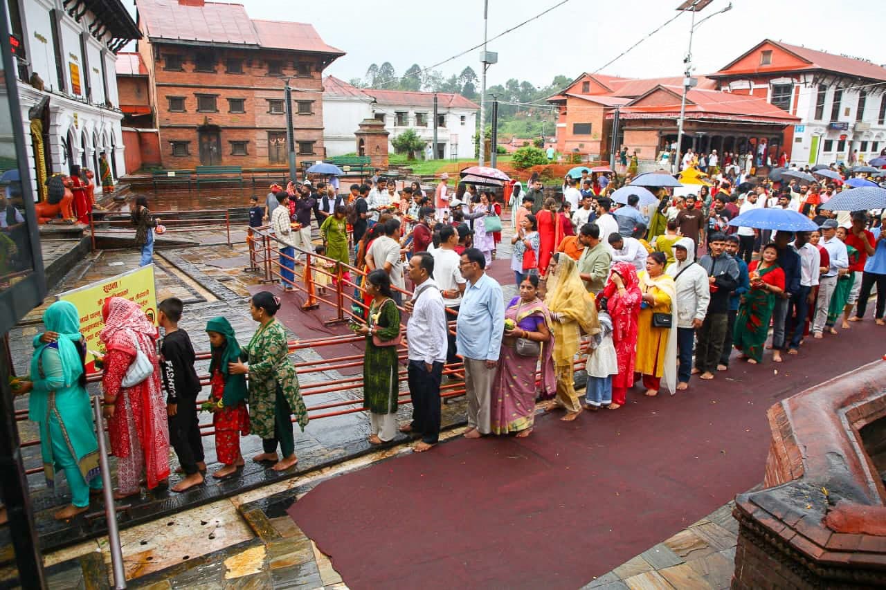 साउने संक्रान्ति : पशुपतिनाथमा बिहानैदेखि भक्तजनको घुइँचो (तस्वीरहरू)