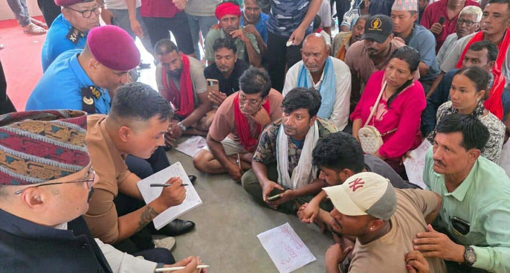 पैदल मार्चमा रहेका मिटरब्याज पीडितसंग वार्ता गर्न निजगढ पुगे गृहमन्त्री