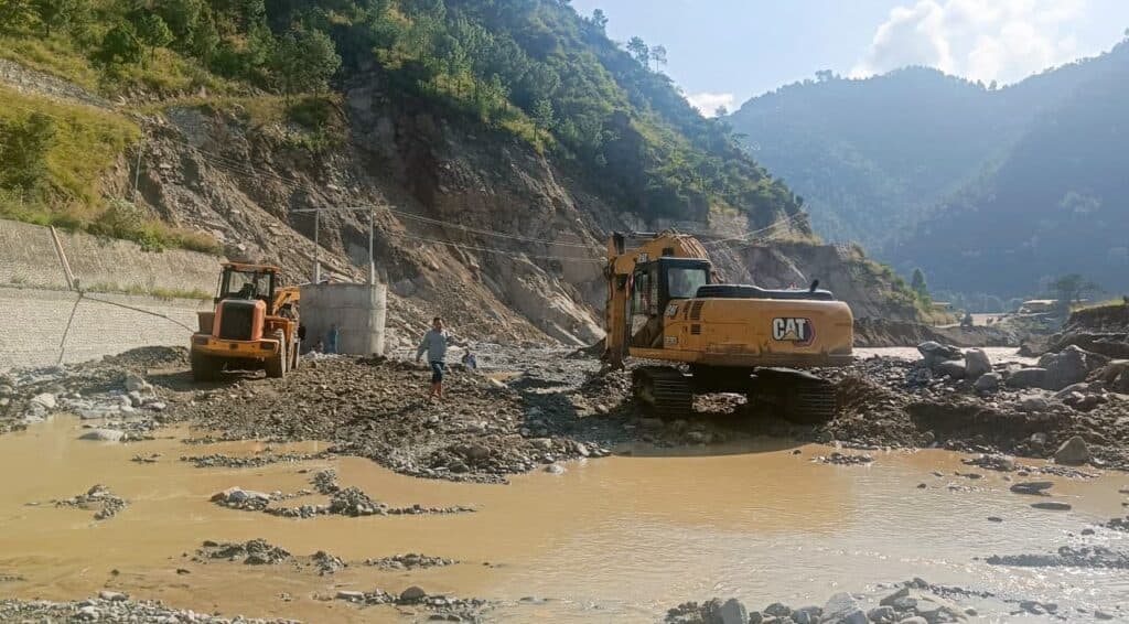 वर्षा र पहिरोका कारण देशका विभिन्न राजमार्ग तथा सडकखण्ड प्रभावित