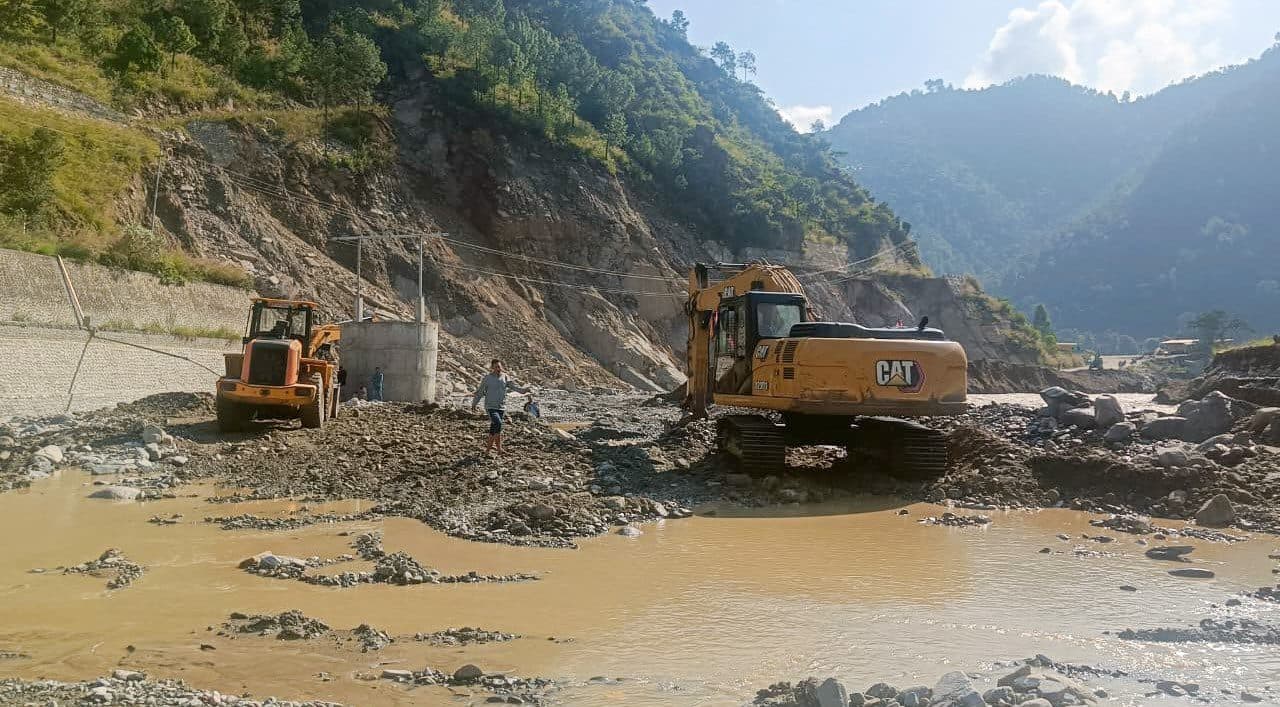 वर्षा र पहिरोका कारण देशका विभिन्न राजमार्ग तथा सडकखण्ड प्रभावित