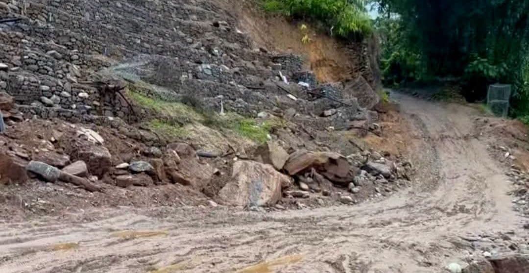 मेची राजमार्ग अवरुद्ध : निरन्तर जमिन भासिँदै, मन्त्रीको निर्देशन कागजमै सीमित