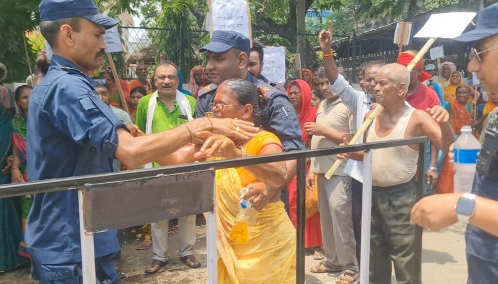धनुषा जिल्ला अदालत अगाडि मिटरब्याजी पीडित महिलाद्वारा आत्मदाहको प्रयास