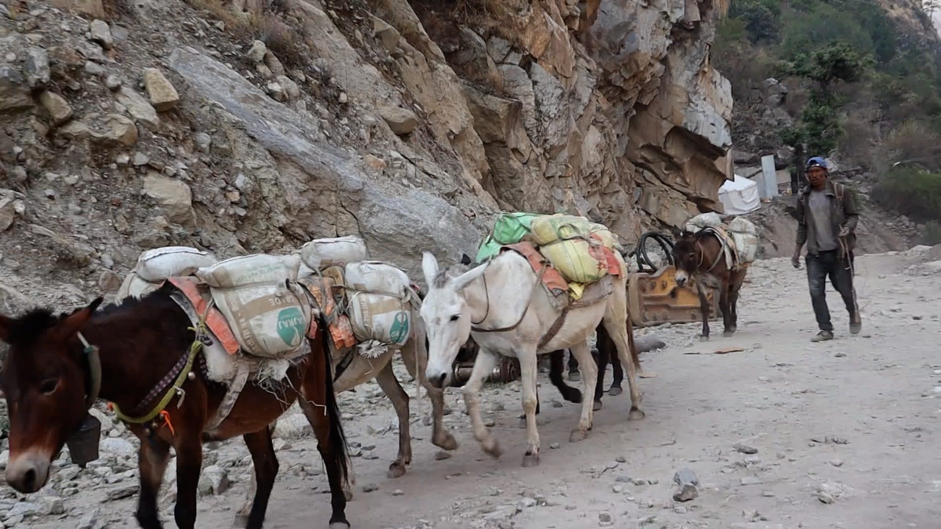 गाडी चढ्ने सपना अधुरै : राष्ट्रिय सडक सञ्जालसँग नजोडिएको मुगुको ‘मुगुमकार्मारोङ’