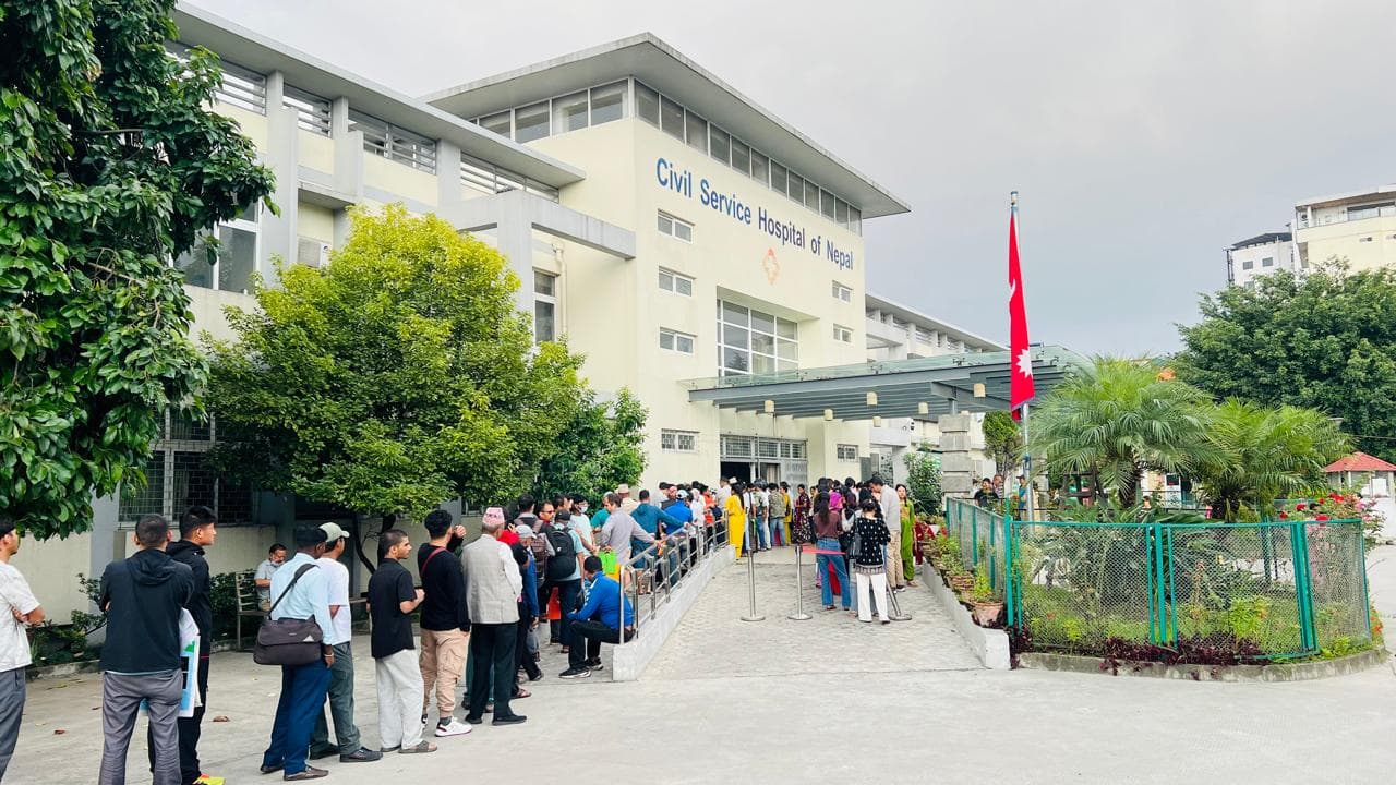 सिभिल अस्पतालमा बिहानैदेखि बिरामीको लामो लाइन (तस्वीरहरुसहित)