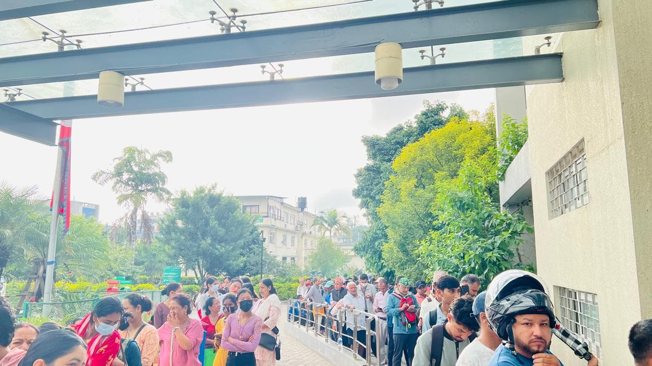 सिभिल अस्पतालमा बिहानैदेखि बिरामीको लामो लाइन (तस्वीरहरुसहित)