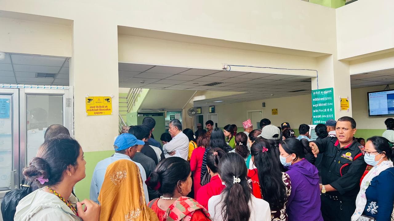 सिभिल अस्पतालमा बिहानैदेखि बिरामीको लामो लाइन (तस्वीरहरुसहित)