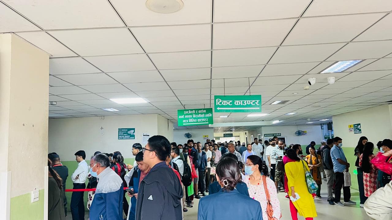 सिभिल अस्पतालमा बिहानैदेखि बिरामीको लामो लाइन (तस्वीरहरुसहित)