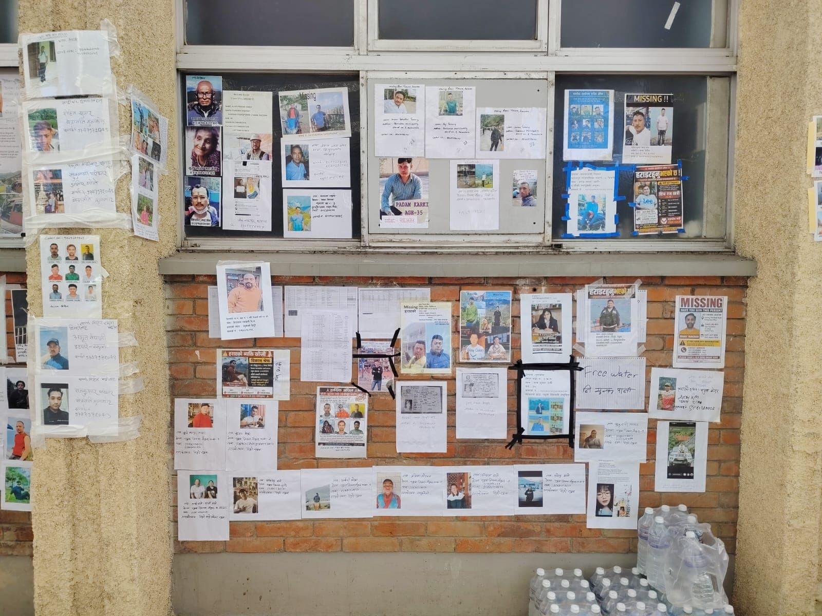 बाढीमा हराएका व्यक्तिहरूको पोस्टरले भरिए अस्पतालका भित्ता