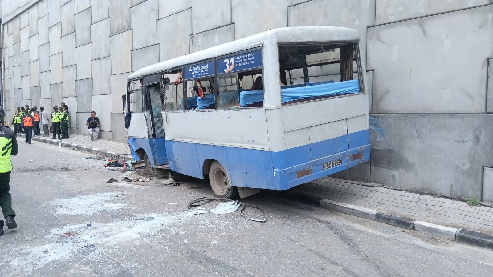 ग्वार्कोको फ्लाइओभरमा बस ठोक्किँदा एकजनाको मृत्यु, १९ जना घाइते