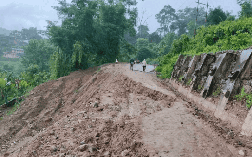 कोशीदेखि कर्णालीसम्म बाढीपहिरोको असर, मुख्य राजमार्ग अवरुद्ध