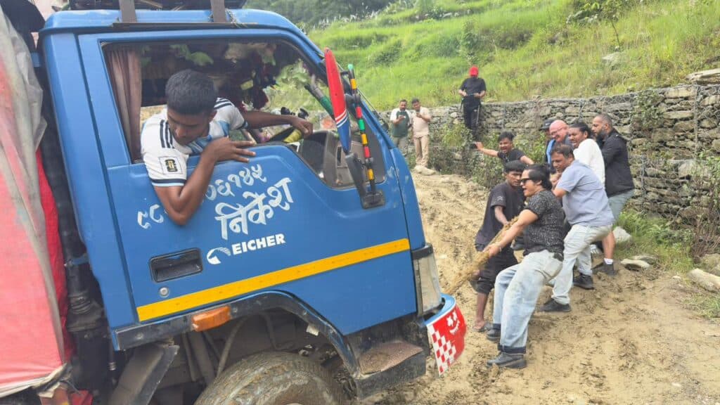 मुख्य राजमार्ग बन्द भएपछि वैकल्पिक मार्गमा यात्रुको चाप (तस्बिरहरु)