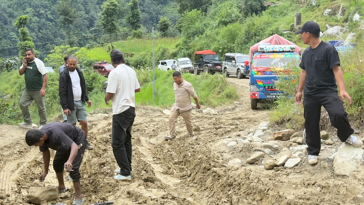 मुख्य राजमार्ग बन्द भएपछि वैकल्पिक मार्गमा यात्रुको चाप (तस्बिरहरु)