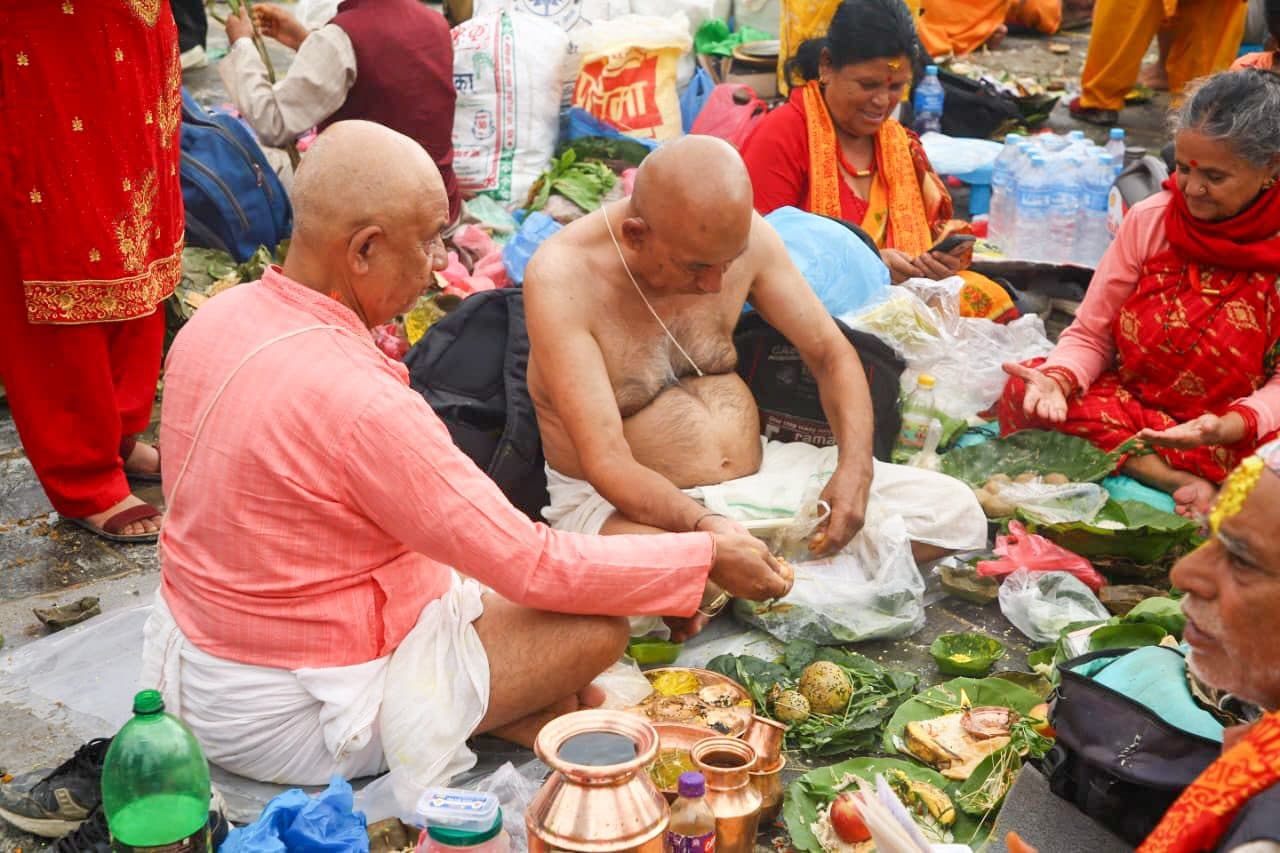 कुशे औँसी : गोकर्णेश्वरमा तर्पण र पिण्डदान गर्ने भक्तजनको घुइँचो (तस्वीरहरुसहित)