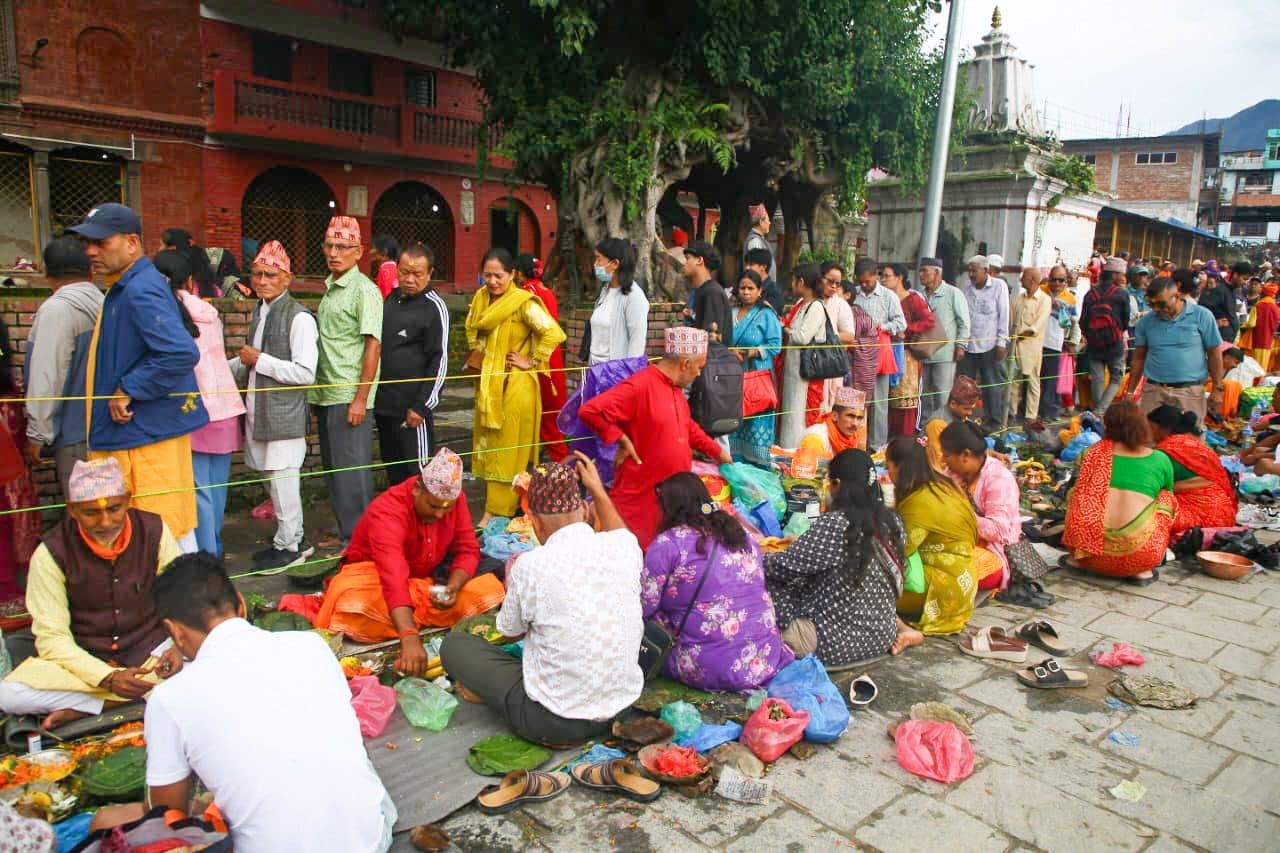 कुशे औँसी : गोकर्णेश्वरमा तर्पण र पिण्डदान गर्ने भक्तजनको घुइँचो (तस्वीरहरुसहित)
