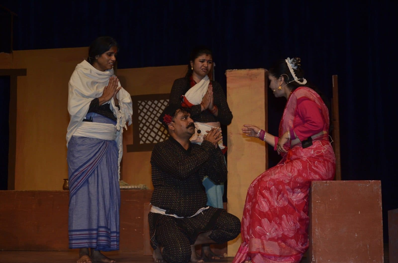 पुस्तकको पाना छाडेर रंगमञ्चमा फर्कियो ‘एक चिहान’, ‘डा. गोदत्त’ पात्र दर्शकको मनमा