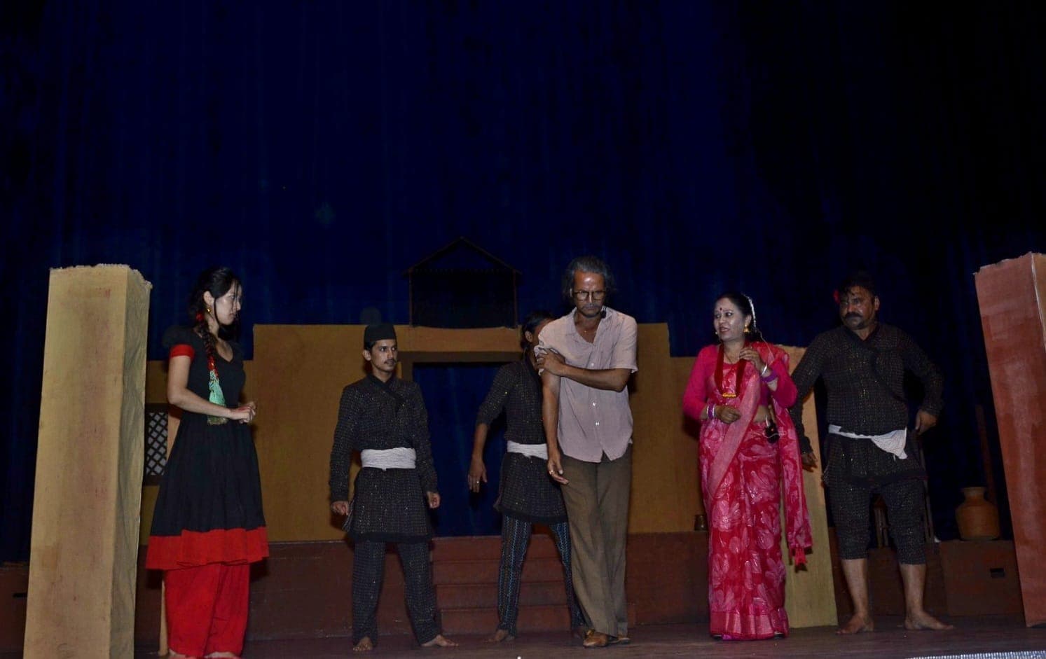 पुस्तकको पाना छाडेर रंगमञ्चमा फर्कियो ‘एक चिहान’, ‘डा. गोदत्त’ पात्र दर्शकको मनमा