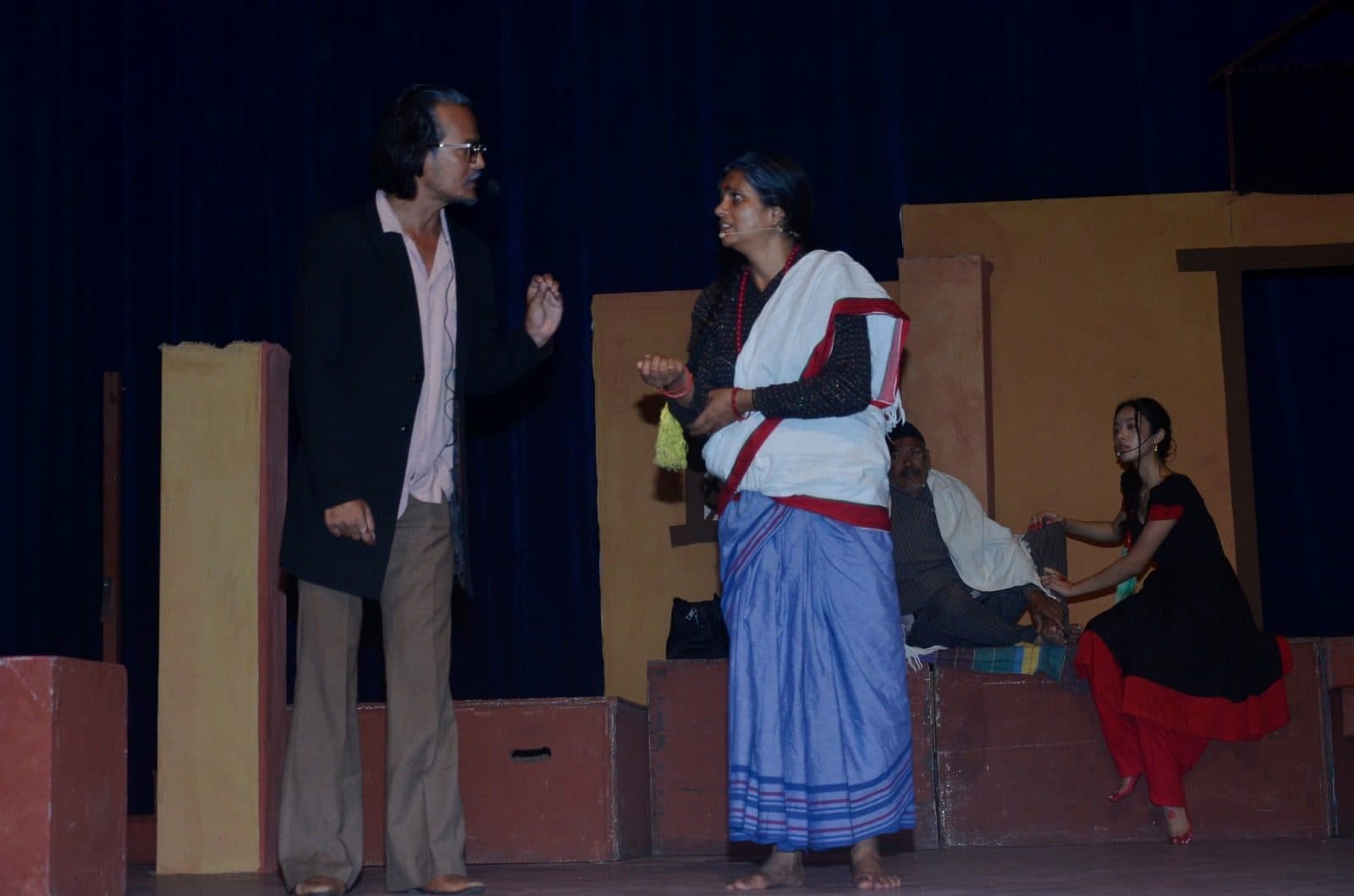 पुस्तकको पाना छाडेर रंगमञ्चमा फर्कियो ‘एक चिहान’, ‘डा. गोदत्त’ पात्र दर्शकको मनमा