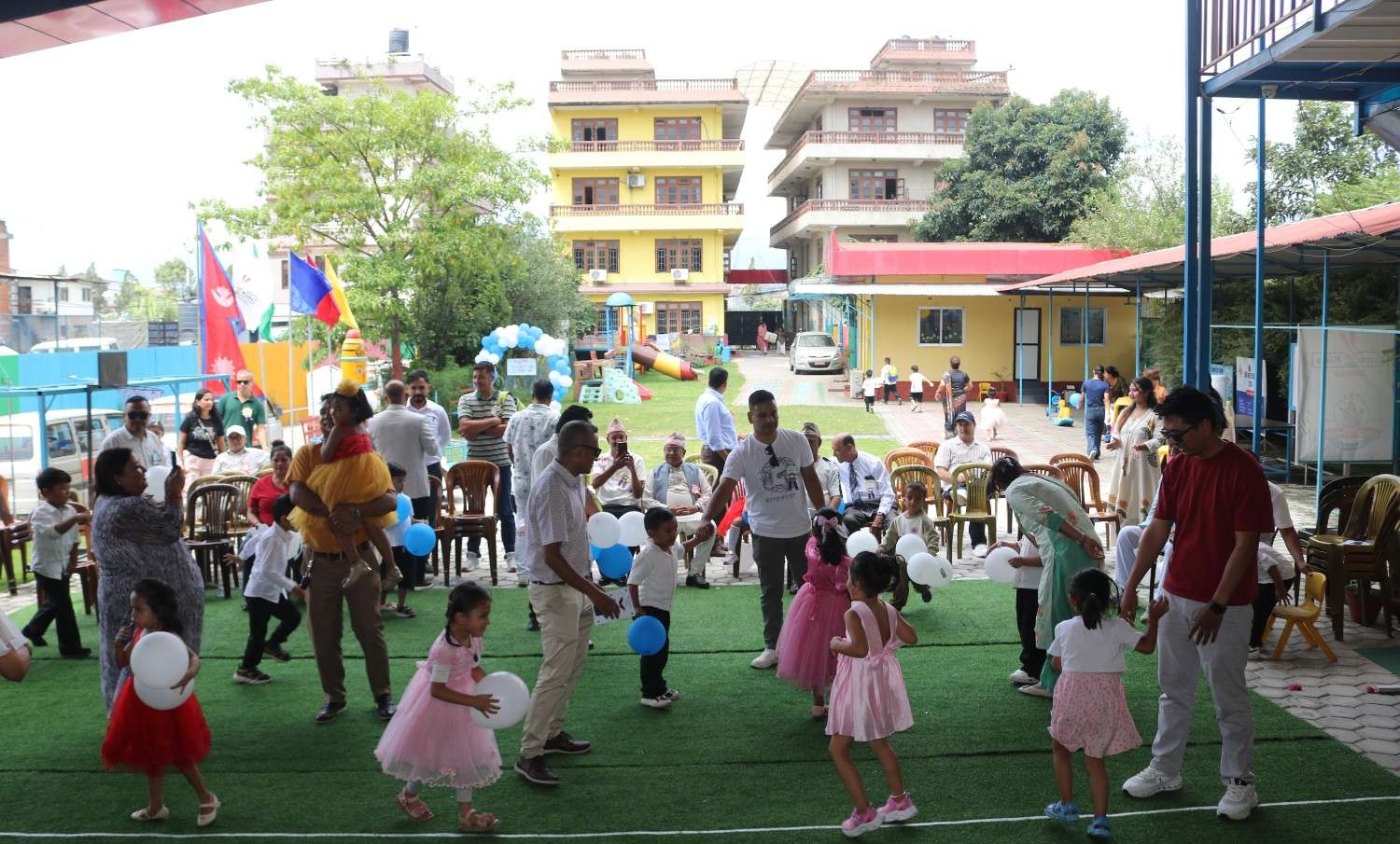 बाबुको माया, सन्तानको खुसी : युरो किड्स सृजनानगरमा मनाइयो ‘फादर्स डे’