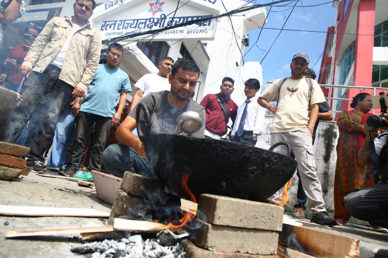 सडकमै दाउरा बालेर खाना पकाएर सांकेतिक विरोध (तस्वीरहरू)