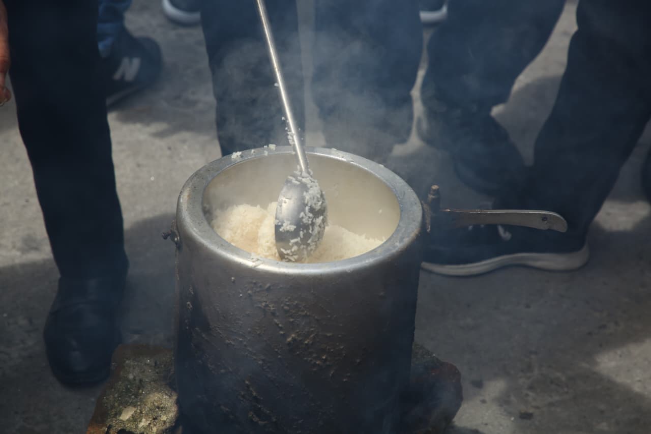 सडकमै दाउरा बालेर खाना पकाएर सांकेतिक विरोध (तस्वीरहरू)