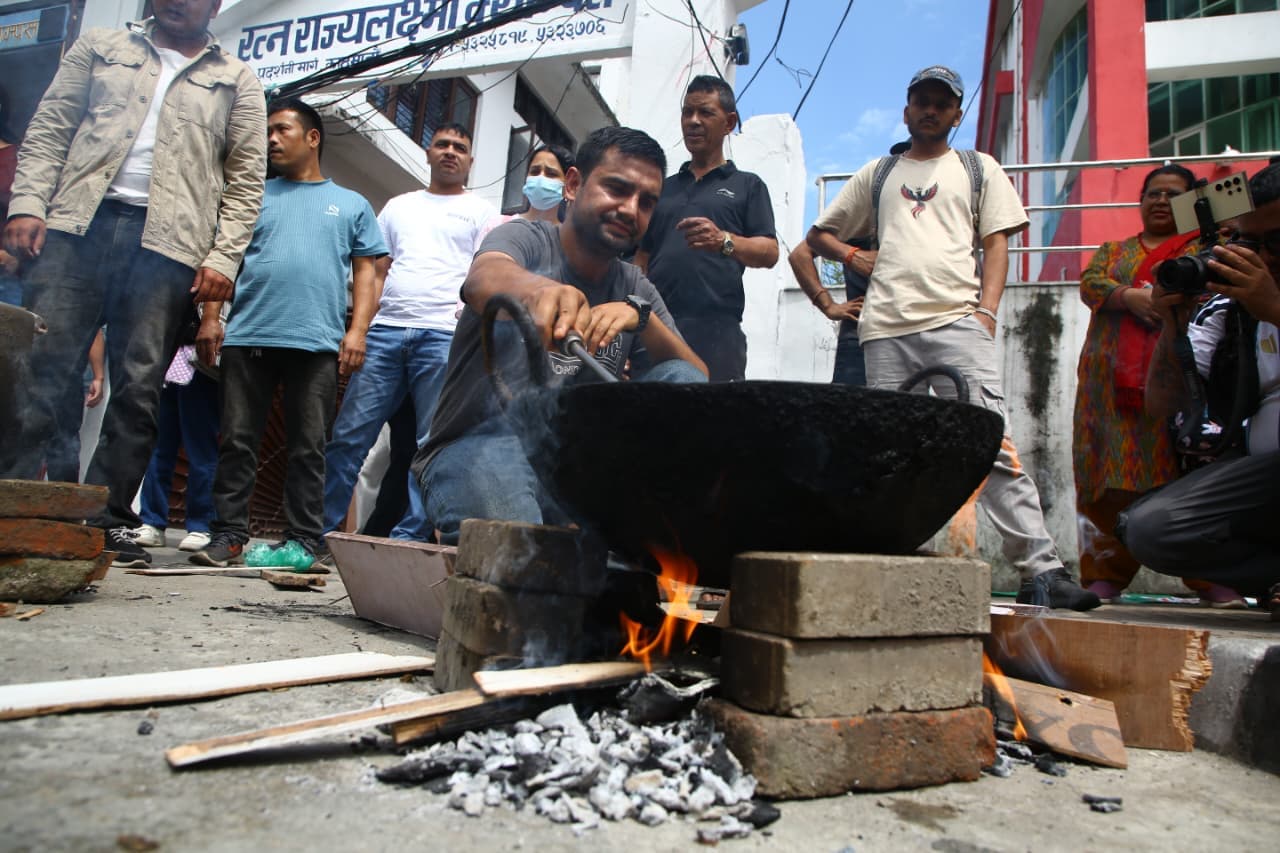 सडकमै दाउरा बालेर खाना पकाएर सांकेतिक विरोध (तस्वीरहरू)