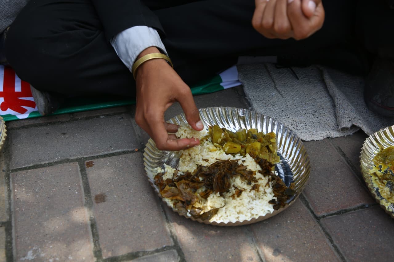 सडकमै दाउरा बालेर खाना पकाएर सांकेतिक विरोध (तस्वीरहरू)