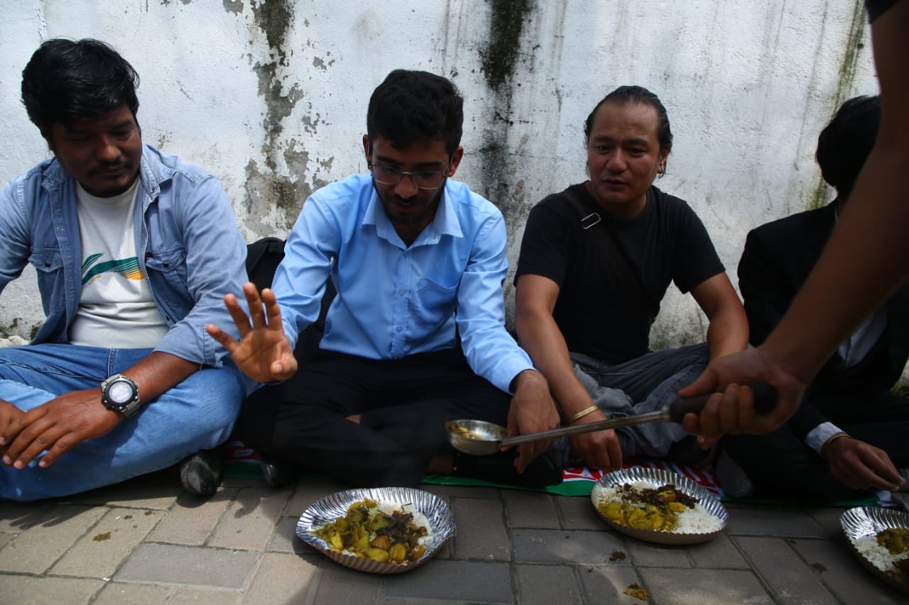 सडकमै दाउरा बालेर खाना पकाएर सांकेतिक विरोध (तस्वीरहरू)