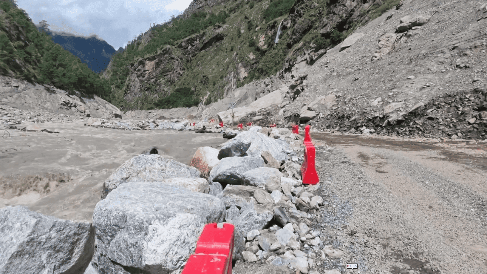 चीनतर्फ मुख्य राजमार्गको अवरोध हटाइयो, जोखिम कायमै