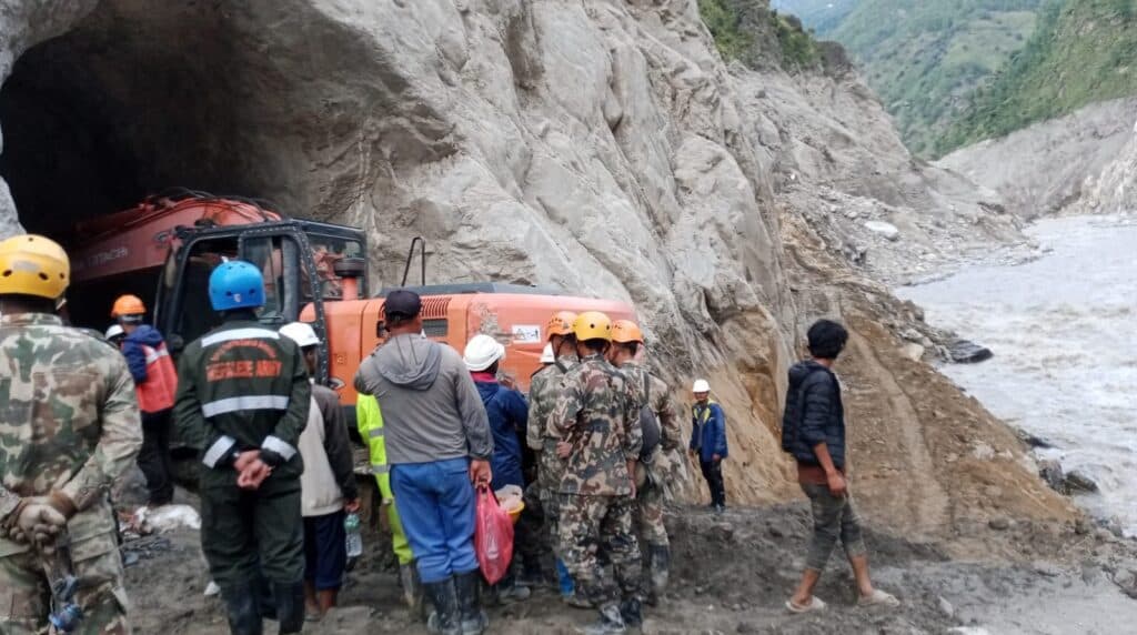 रसुवा बाढी : उद्धार टोली चिलिमे टनेलभित्र प्रवेश