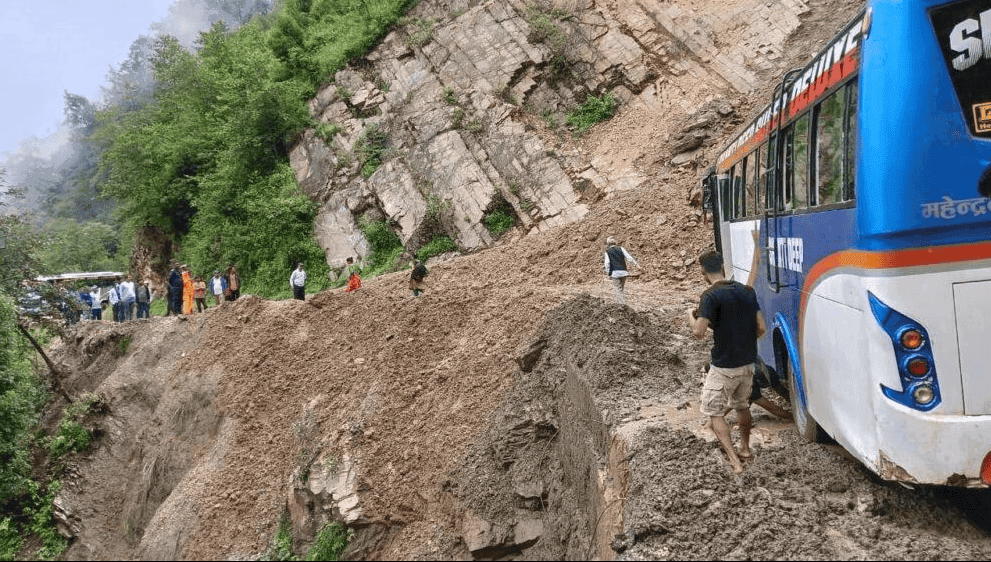 नागढुंगा नजिकै पृथ्वी राजमार्ग भासियो, ठूला सवारी सुरुङमार्गबाट पठाइँदै