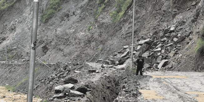 बाढी र पहिरोका कारण विभिन्न राजमार्ग प्रभावित