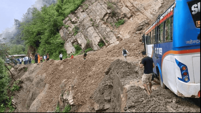 बाढी–पहिरोले देशका विभिन्न मुख्य राजमार्ग प्रभावित, गोरखा–धादिङ जोड्ने सडक पूर्ण रूपमा अवरुद्ध
