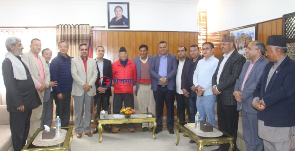 सुरक्षाको माग गर्दै वैदेशिक रोजगार व्यवसायीहरुले प्रधानमन्त्रीलाई भेटे