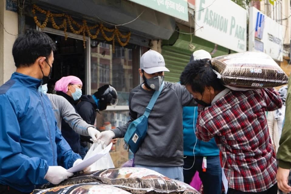 एलिट हिमालय एडभेन्चरले पर्यटन क्षेत्रका मजदुर परिवारलाई गर्यो खाद्यान्न सहयोग