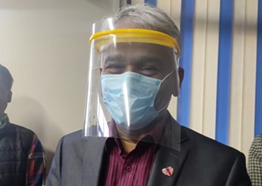 नेपालमै बन्न थाल्यो ‘फेसशिल्ड’, कोरोना उपचारमा संलग्न स्वास्थ्यकर्मीलाई उपलब्ध गराइने