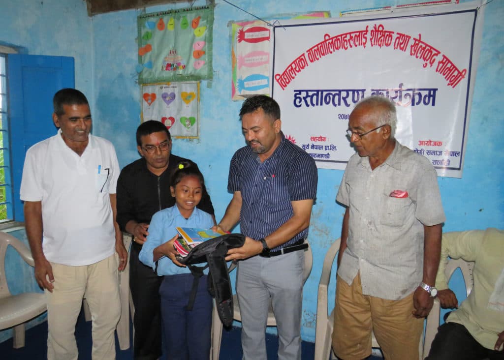 सूर्य नेपालद्धारा सुकुम्बासी र दनुवार समुदायका विद्यार्थीहरुलाई शैक्षिक सामाग्री वितरण