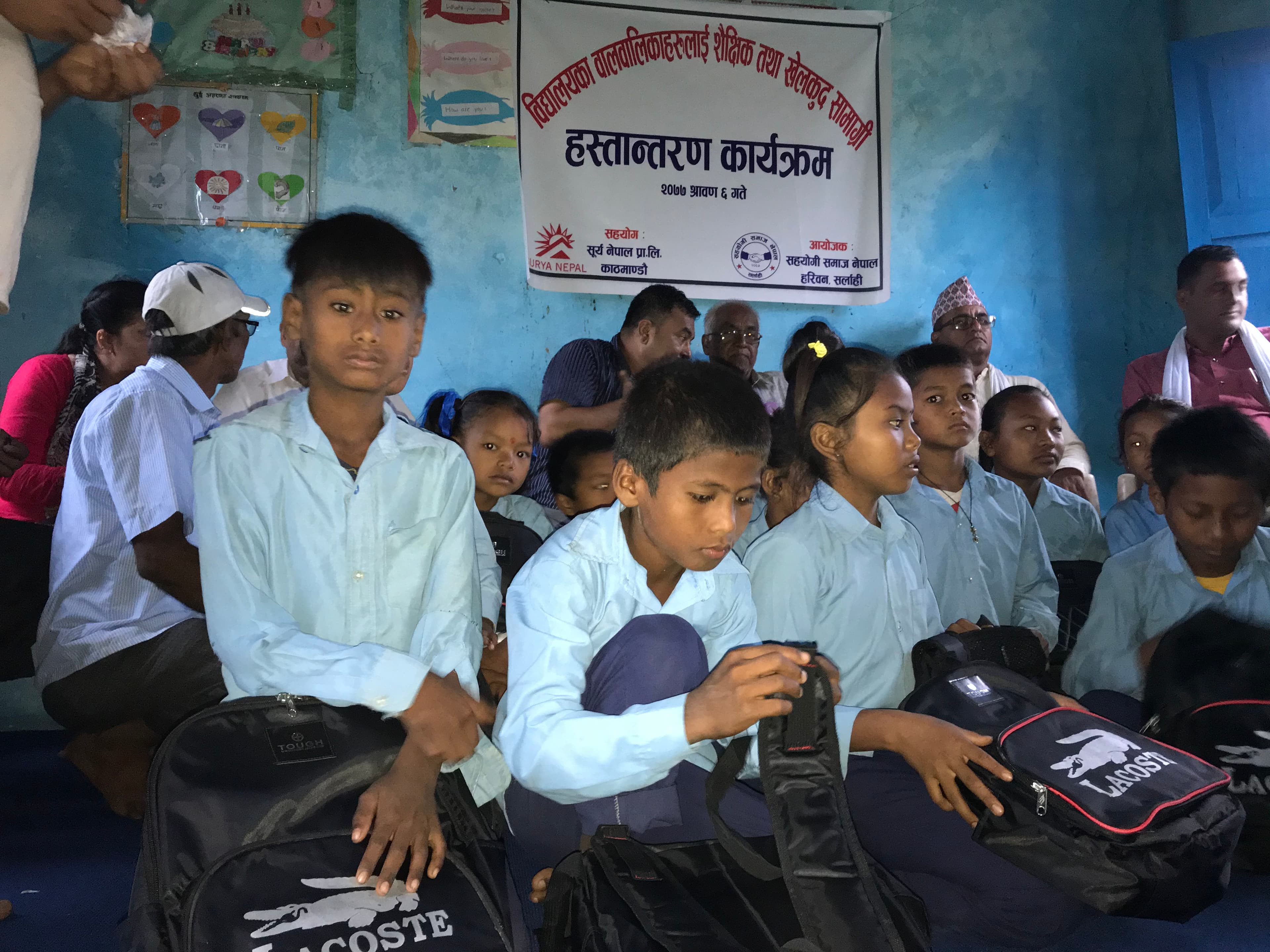 सूर्य नेपालद्धारा सुकुम्बासी र दनुवार समुदायका विद्यार्थीहरुलाई शैक्षिक सामाग्री वितरण