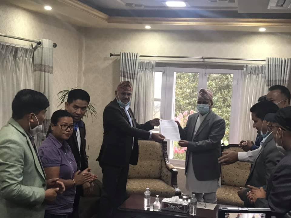 कोरोना कोषमा प्रगतिशिल मञ्चको ३५ लाख सहयोग, व्यवसायीको मर्का बुझिदिन उपप्रम पोखरेलको ध्यानाकर्षण