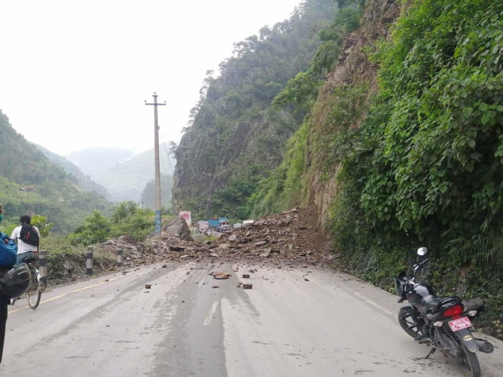 पहिरो खस्दा नारायणगढ-मुग्लिन सडक अवरुद्ध