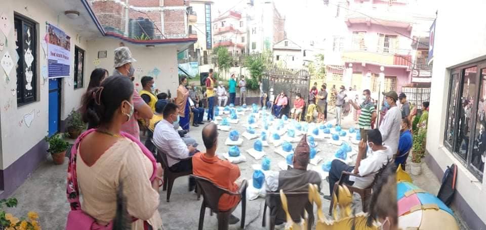 लायन्स क्लवद्धारा भक्तपुरको बालकोटमा ७० बिपन्न परिवारलाई राहत वितरण