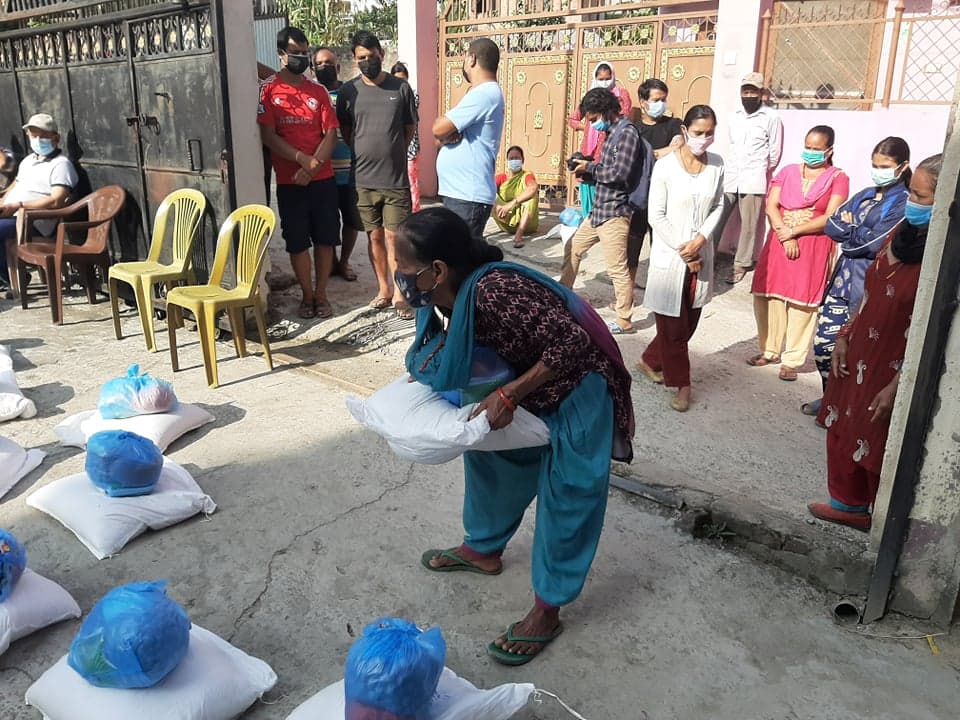 लायन्स क्लवद्धारा भक्तपुरको बालकोटमा ७० बिपन्न परिवारलाई राहत वितरण